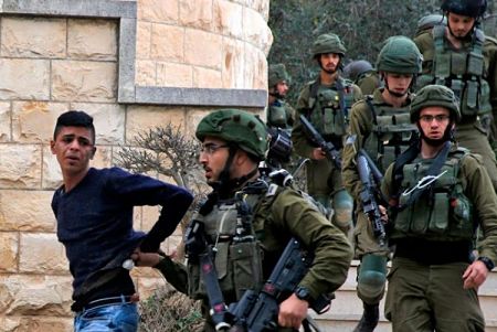 Les rafles israéliennes continuent en Cisjordanie occupée – 13 Palestiniens kidnappés en deux jours